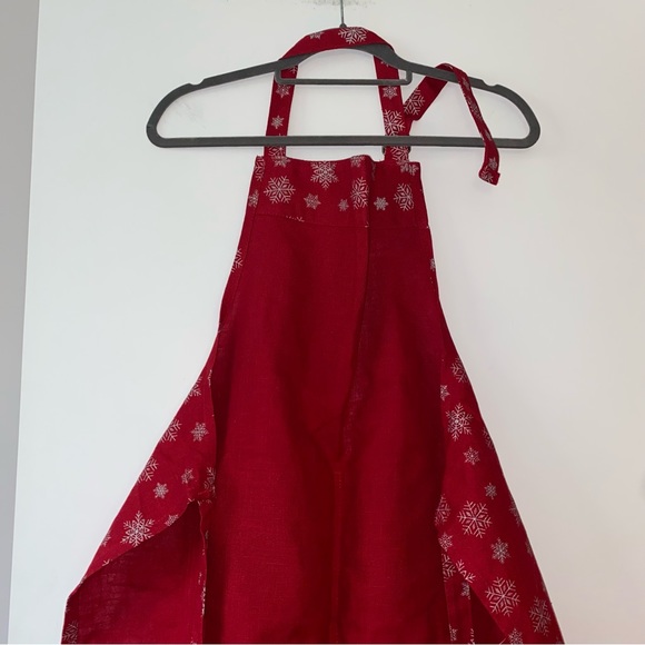 NWOT Silver Snowflake Red Kitchen Apron - Picture 8 of 10
